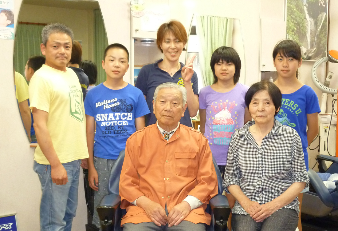 越中八尾の床屋さん　おわらの町の理容清水(富山市八尾町[理容室/理容店])　スタッフ写真(家族みんなで)
