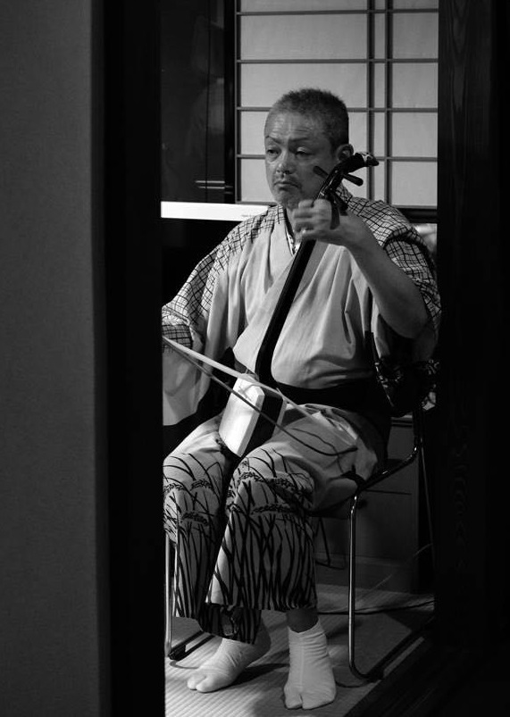 越中八尾　おわら風の盆　胡弓演奏の写真　(富山市八尾町・理容清水)